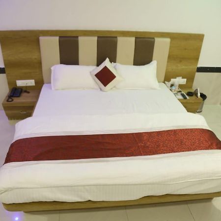 Amber Hotel Barmer Bagian luar foto