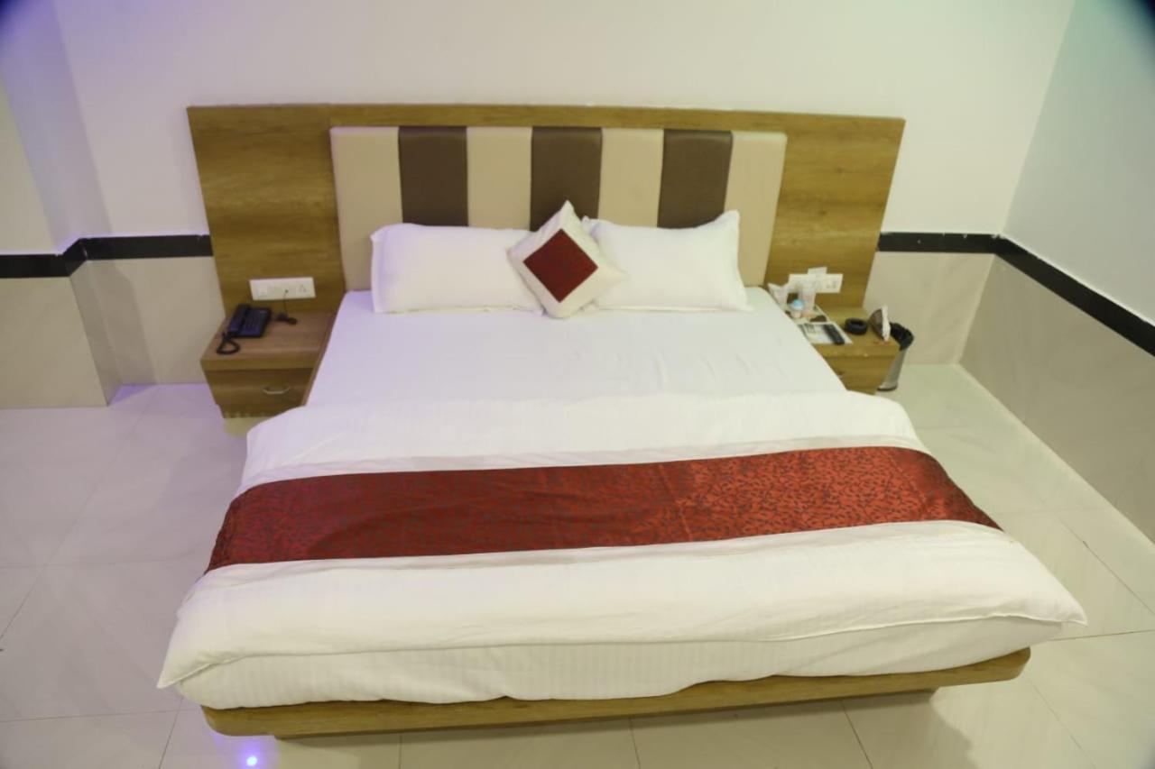 Amber Hotel Barmer Bagian luar foto
