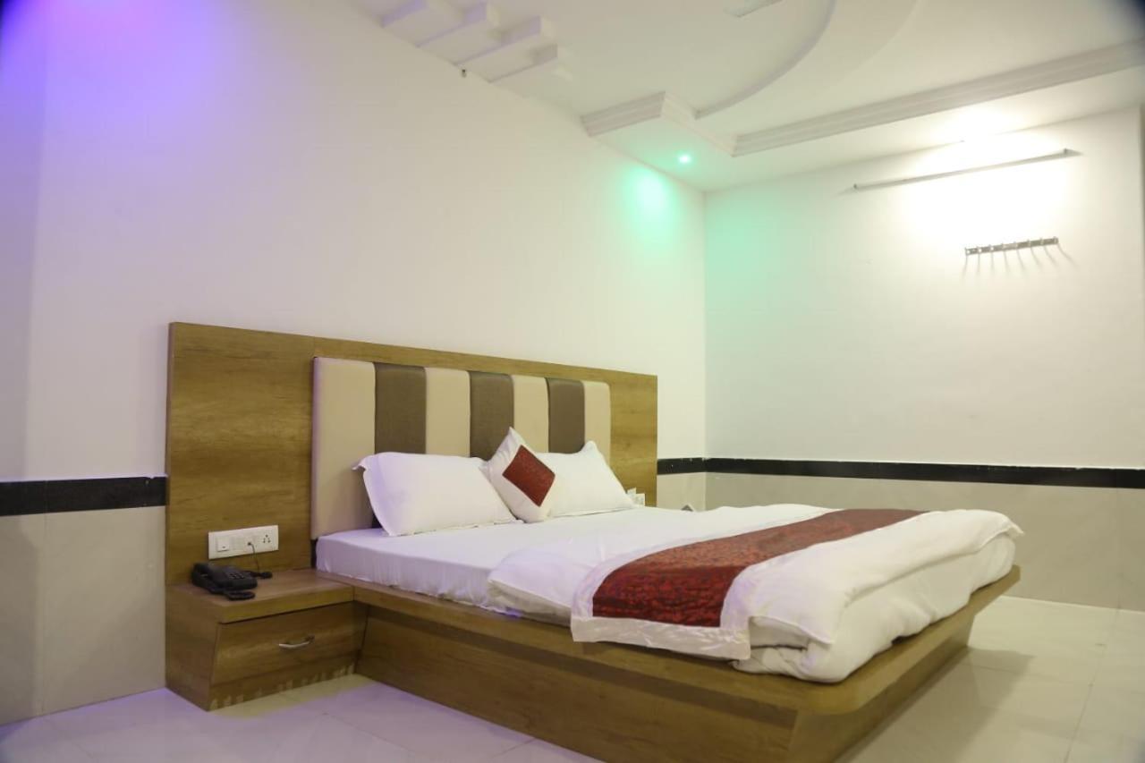 Amber Hotel Barmer Bagian luar foto